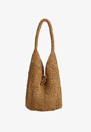 Vævet brunt tote-bag med et karakteristisk åbent strikket design, udstyret med et langstrakt, afrundet håndtag og en blød overflade.