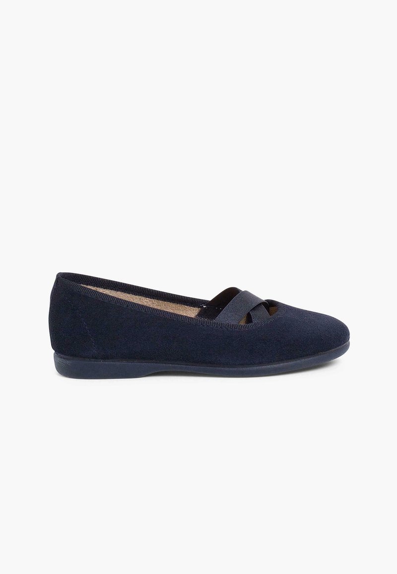Ballet flats en suède bleu marine avec un bout arrondi, une sangle en satin sur le devant et une semelle en caoutchouc plate. Texture lisse sans motifs notables.