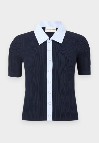 Μπλε ναυτικό κοντομάνικο τοπ με ριγέ γιακά σε ανοιχτό μπλε και λωρίδα με κουμπιά, που διαθέτει λευκά κουμπιά.