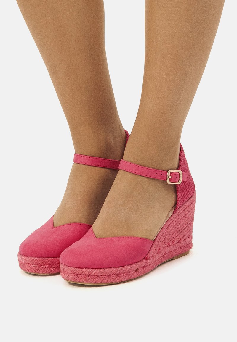 Sandali espadrilles con tacco a zeppa in suede rosa, con cinturino alla caviglia, dotati di una suola intermedia in juta intrecciata e design a punta tonda.