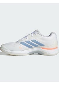 Λευκό αθλητικό παπούτσι κατασκευασμένο από πλέγμα και συνθετικά υλικά. Διαθέτει ανοιχτό μπλε ρίγες, πορτοκαλί λεπτομέρειες και υφασμένο καουτσούκ στη σόλα.