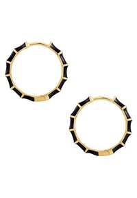 Auksinės spalvos auskarai su kilpomis, kurie yra dekoruoti pakaitomis juodo emalio plokštelėmis su kampiniu dizainu, suteikia tekstūruotą ir geometrinį išvaizdą.