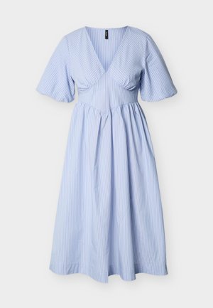 Φόρεμα μέσης σε ανοιχτό γαλάζιο με κάθετες λευκές ρίγες, V-λαιμόκοψη, μανίκια φτερού, εφαρμοστή μέση και φούστα με πιέτες.