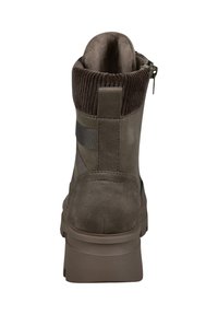 Braune Wildleder-Stiefeletten mit geripptem Kragen, Reißverschluss hinten und robuster Gummisohle. Verfügt über eine glatte Textur und ein zurückhaltendes Design.