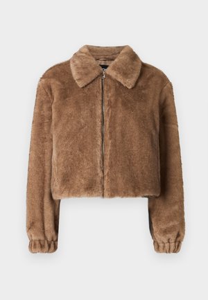 Veste en fausse fourrure marron avec un col, design court, manches longues, fermeture éclair et poignets élastiques. Texture douce et finition lisse.