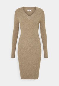 Robe en tricot côtelé à manches longues de couleur marron clair avec un décolleté en V, silhouette ajustée et coupe mi-longue. Texture douce, détails minimalistes.