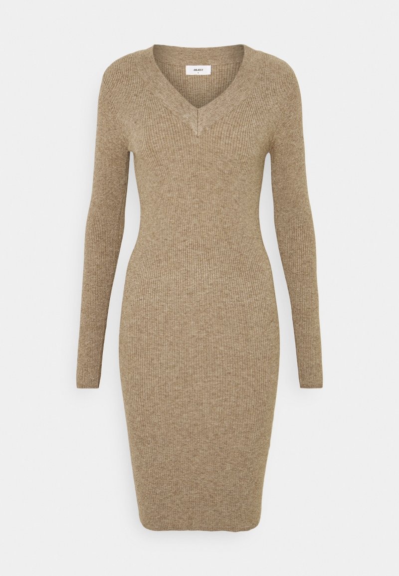 Robe en tricot côtelé à manches longues de couleur marron clair avec un décolleté en V, silhouette ajustée et coupe mi-longue. Texture douce, détails minimalistes.