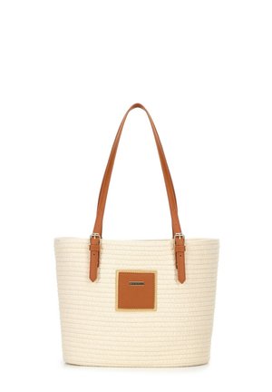 Borsa a mano intrecciata di colore crema con manici in pelle marrone e un'etichetta rettangolare in pelle sulla parte anteriore. Finitura testurizzata, design spazioso.