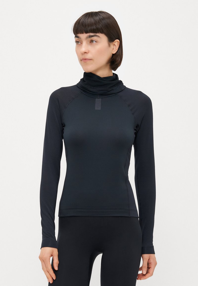 Maglietta nera a maniche lunghe con colletto alto, realizzata in un tessuto texturizzato, design aderente e maniche raglan per una maggiore libertà di movimento.