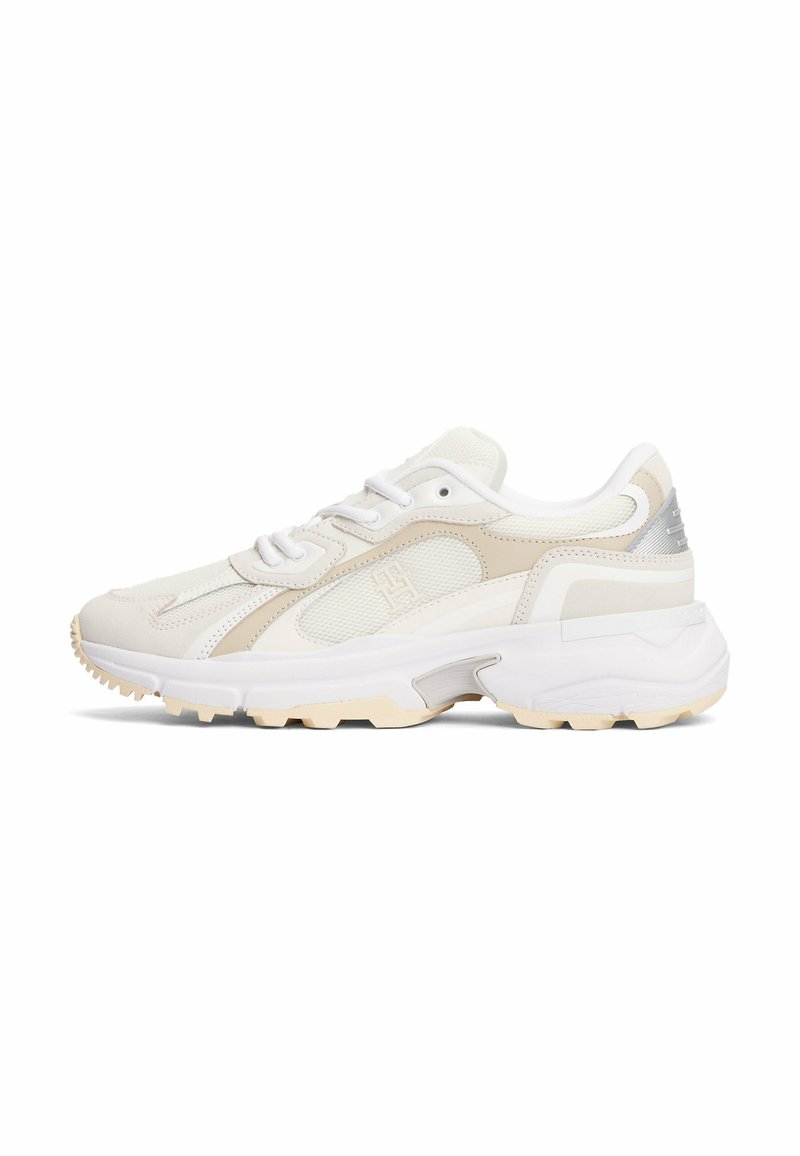 Witte sportieve sneakers met een bovenwerk van mesh en synthetisch materiaal, voorzien van lichtbeige en zilveren accenten, en een gestructureerde rubberen outsole.