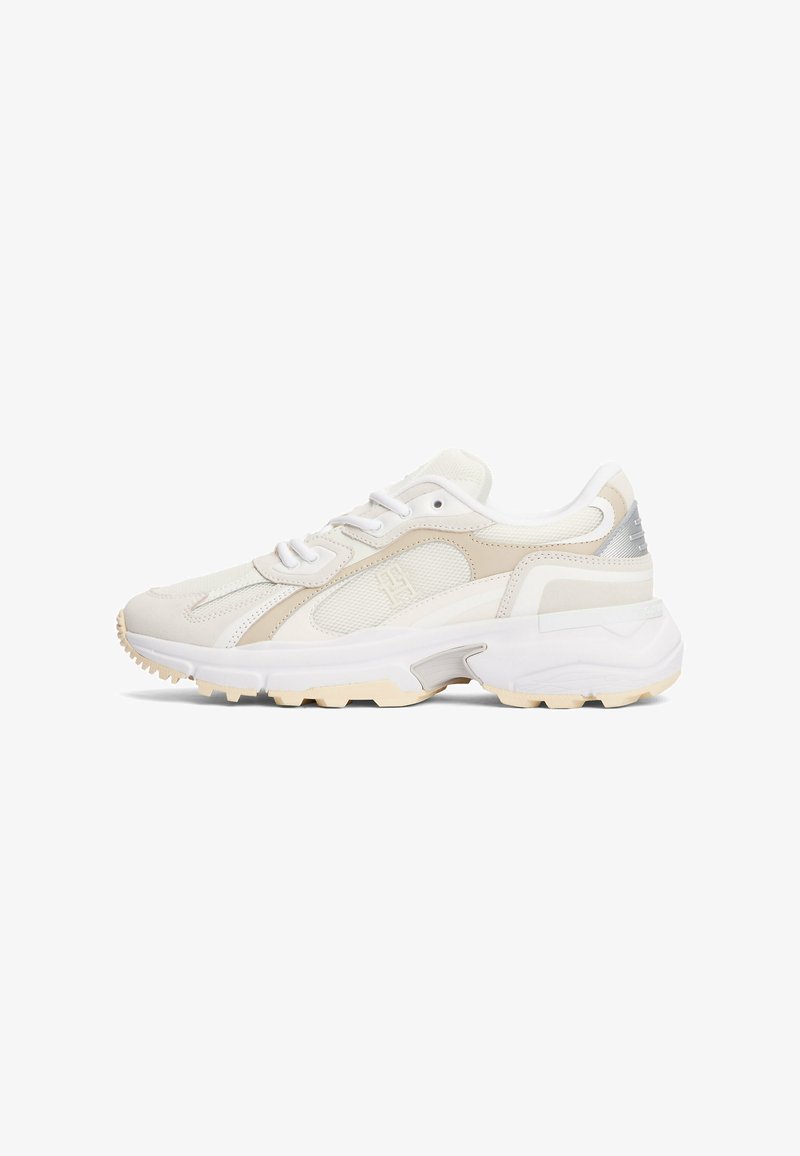 Witte sportieve sneakers met een bovenwerk van mesh en synthetisch materiaal, voorzien van lichtbeige en zilveren accenten, en een gestructureerde rubberen outsole.