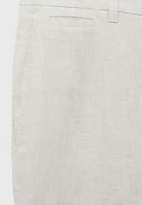 Ljust beige linnebyxor med en slät textur. Har en framtill ficka och subtila sömnadsdetaljer. Enkel design och avsmalnad form.