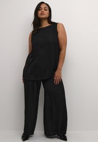 Kaffe Curve KCAMALIE - Stoffhose - black deep