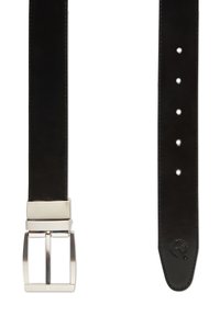 Cinturón de cuero negro con una hebilla rectangular de plata pulida. Presenta agujeros espaciados uniformemente a lo largo de su longitud y detalle de logotipo en relieve.