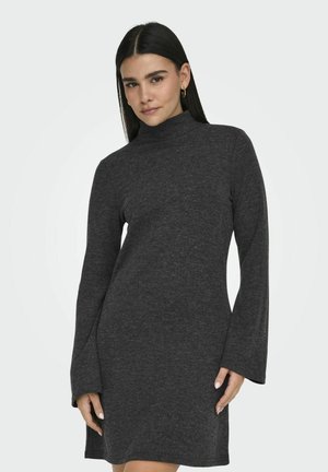 Robe turtleneck gris charbon en tissu doux, dotée de longues manches évasées et d'une silhouette décontractée.