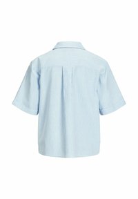 Camicia azzurra chiara a maniche corte con righe verticali bianche, dotata di colletto classico e una piega centrale sul retro per un fit rilassato.