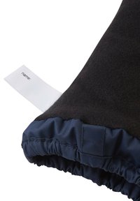 Schwarzes Fleece-Produkt mit einem marineblauen elastischen Saum, das ein weißes Etikett mit der Aufschrift "Name:" trägt. Der Stoff wirkt weich mit einer glatten Textur.