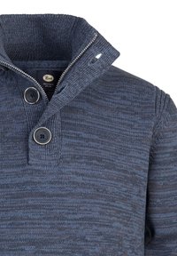 Pull en maille bleu marine avec un col montant, doté d'une fermeture éclair et de deux grands boutons au niveau du cou, tissu texturé avec un motif subtil.
