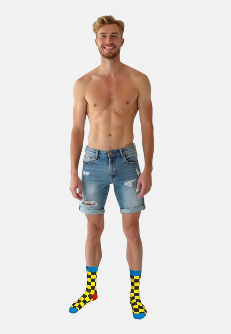 Lysblå denim shorts med slidte detaljer, parret med multifarvede sokker med et gult og sorte ternet mønster.