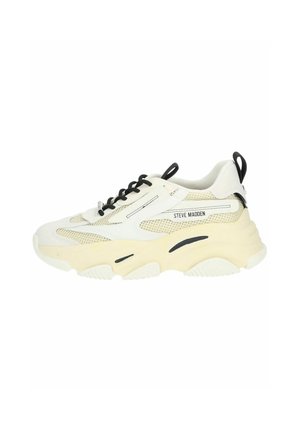 Sneaker in crema e beige con tomaia in mesh e pelle, lacci neri e suola spessa con motivi testurizzati e branding.