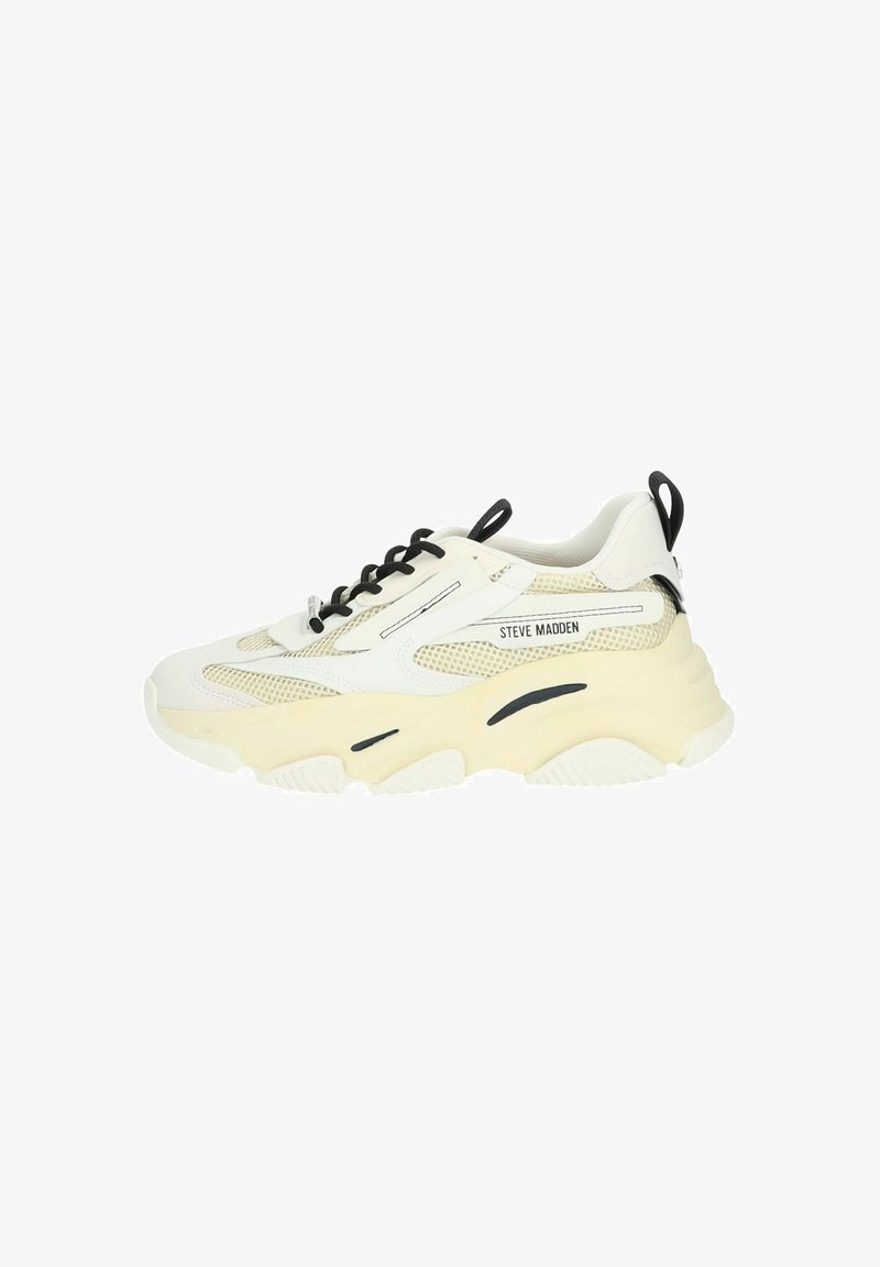 Sneaker in Creme und Beige mit Obermaterial aus Mesh und Leder, schwarzen Schnürsenkeln und einer robusten Sohle mit strukturierten Mustern und Branding.