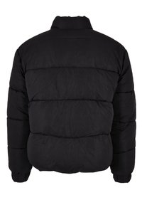Chaqueta acolchada negra con cuello alto, que presenta secciones acolchadas horizontales, puños elásticos y una textura suave y brillante.