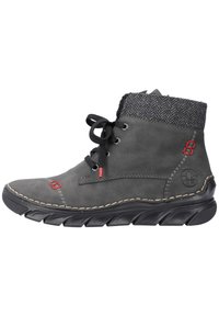Botte de cheville en cuir gris avec un col en tricot noir texturé, fermeture à lacets noirs, accents rouges et semelle noire robuste.