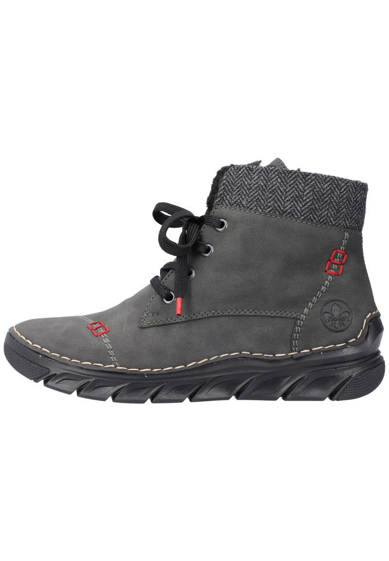 Botte de cheville en cuir gris avec un col en tricot noir texturé, fermeture à lacets noirs, accents rouges et semelle noire robuste.