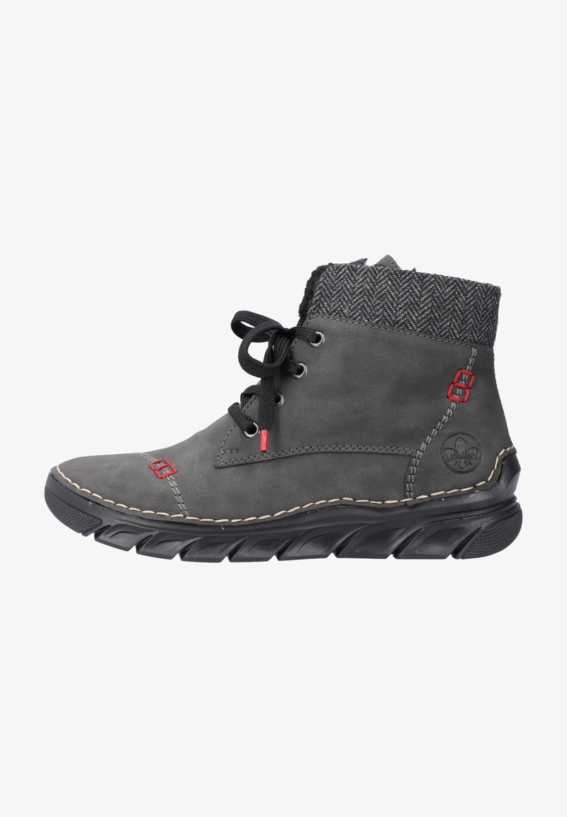 Botte de cheville en cuir gris avec un col en tricot noir texturé, fermeture à lacets noirs, accents rouges et semelle noire robuste.