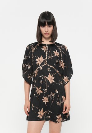 Abito nero con motivo floreale in beige e marrone chiaro. Presenta maniche corte, una vestibilità comoda e un collo rotondo con dettaglio a bottoni.