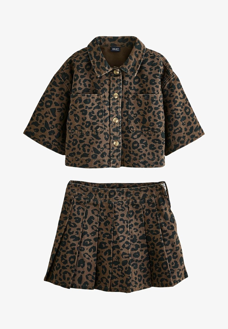 Tenue deux pièces pour enfants avec imprimé léopard marron et noir, comprenant une chemise courte boutonnée avec poches et une jupe plissée.