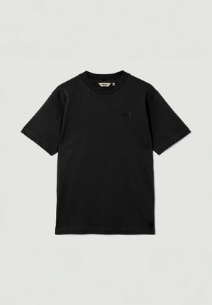 Schwarzes Baumwoll-T-Shirt mit kurzen Ärmeln, geripptem Rundhalsausschnitt und kleinem, tonal gehaltenem Logo-Detail auf der Brust. Schlichte, klassische Gestaltung.