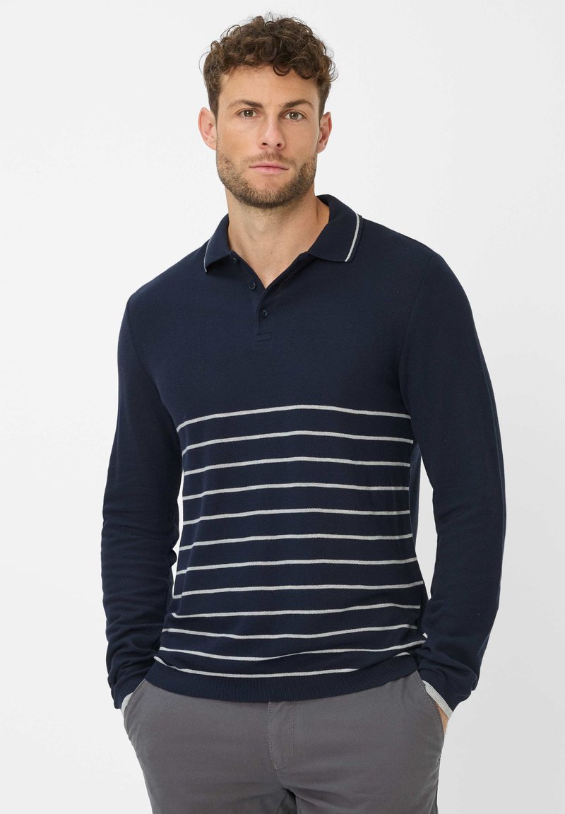 Marineblaues Langarm-Polohemd mit hellgrauen horizontalen Streifen, Knopfkragen und gerippten Bündchen. Weicher Stoff mit glatter Textur.