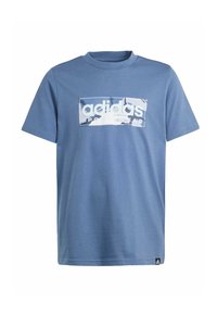 Camiseta de algodón azul con mangas cortas, cuello redondeado y un logo de Adidas en blanco impreso en el centro con texto. Diseño sencillo, sin patrones.