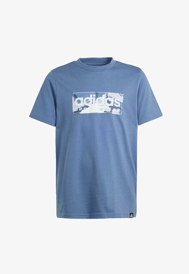 Camiseta de algodón azul con mangas cortas, cuello redondeado y un logo de Adidas en blanco impreso en el centro con texto. Diseño sencillo, sin patrones.