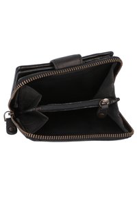 Portefeuille en cuir noir avec fermeture éclair, poches intérieures et finition texturée. Présente un accent de couture beige autour des bords.