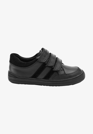 Zwarte leren sneaker met drie verstelbare klittenbandsluitingen en een gevoerde kraag voor comfort, van opzij getoond op een witte achtergrond.