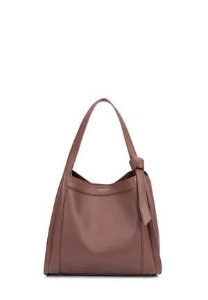 Borsa tote in pelle di un marrone sobrio con superficie testurizzata, ampia tracolla e un accento annodato su un lato. Design minimalista.