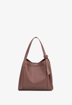 Borsa tote in pelle di un marrone sobrio con superficie testurizzata, ampia tracolla e un accento annodato su un lato. Design minimalista.