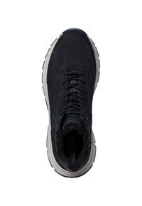 Scarpa da trekking nera con tomaia texture, design con lacci e colletto imbottito foderato in pile. Presenta una suola di gomma chiara.