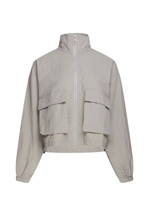 Giacca corta grigio chiaro con collo alto, zip frontale, due grandi tasche con patta, maniche lunghe e polsini elastici.