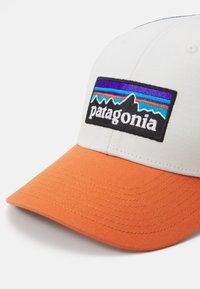 Patagonia P-6 LOGO LOPRO TRUCKER HAT UNISEX - Cap - white/redtail rust