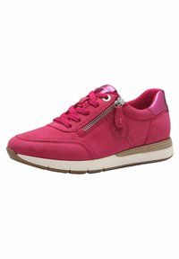Sneaker in suede rosa con punta arrotondata, collare imbottito e zip decorativa laterale. Suola in gomma bianca. I lacci e gli accenti metallici completano il design.