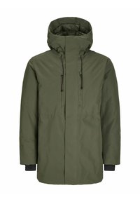 Chaqueta impermeable de color verde oliva con un alto cuello, capucha ajustable y detalles negros en los puños; textura suave y diseño aerodinámico.