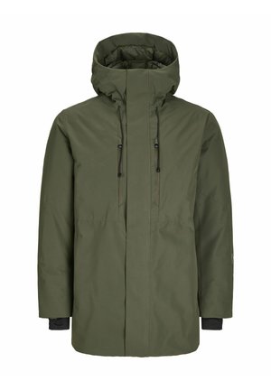 Giacca impermeabile verde oliva con colletto alto, cappuccio regolabile e particolari neri ai polsini; texture liscia e design slanciato.