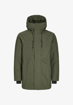 Olajzöld vízálló dzseki magas gallérral, állítható kapuccsval és fekete díszítéssel az ujjak végén; sima textúra és áramvonalas dizájn.