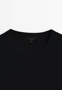 Schwarzes Rundhalsausschnitt-T-Shirt mit glatter Textur, das ein Etikett am Halsbereich mit Größen- und Markeninformationen zeigt.