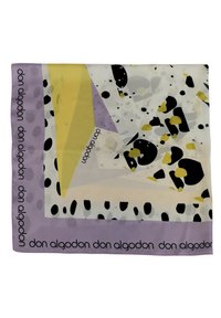 Pañuelo de seda cuadrado con un patrón geométrico en púrpura, amarillo, negro y gris, con un diseño de texto en el borde. Textura suave y ligera.