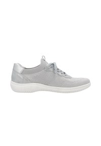 Baskets de sport gris clair avec tige en maille tressée, accents métalliques lisses et semelle texturée. Lacets et col rembourré pour le confort.