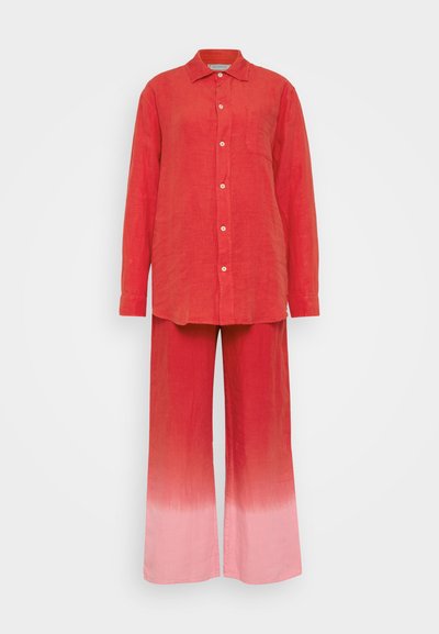 Raudona lininė marškinė ir plačių kojų kelnės, su sagčių uždarymu priekyje, ilgomis rankovėmis ir gradientine spalva nuo raudonos iki rožinės apatinėje dalyje.